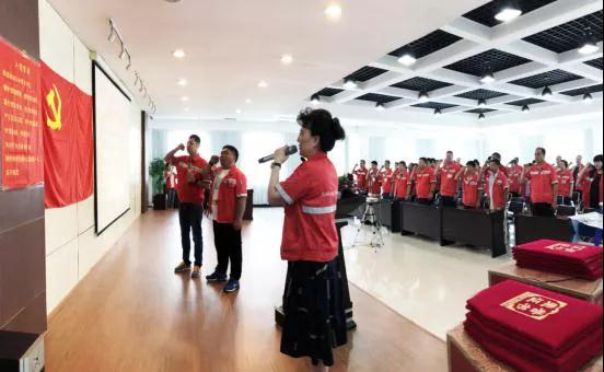 在黨旗下宣誓！